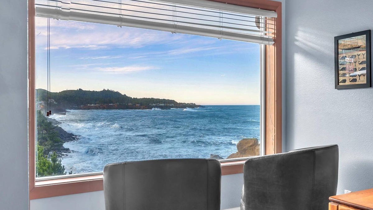 Depoe Bay Condo | Oceanfront Condo with Amazing Balcony Views of Depoe Bay and Spouting Horn