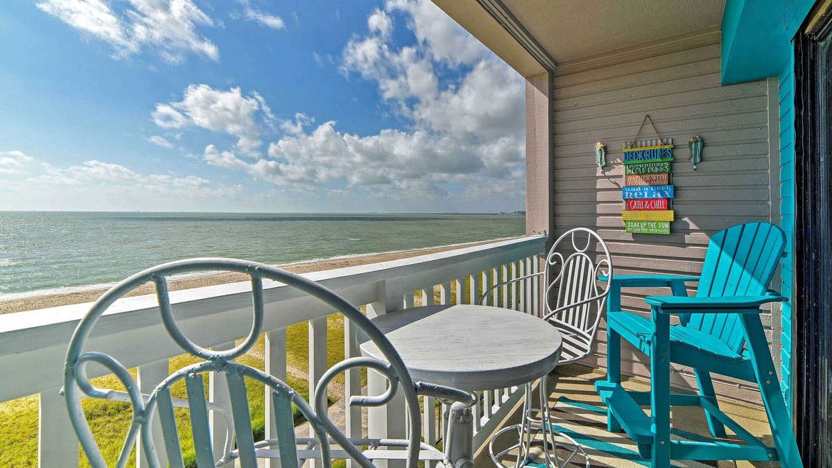 North Beach Condo | Oceanfront Corpus Christi Condo: Resort Perks!