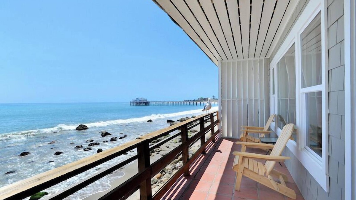 Eastern Malibu Apartment | Oceanfront Cottage On Sandy Carbon Beach – Pelican