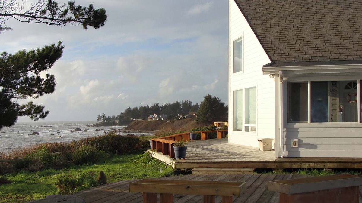 Brookings House | Oceanfront cottage with private hot tub & W/D- central locale near beach access