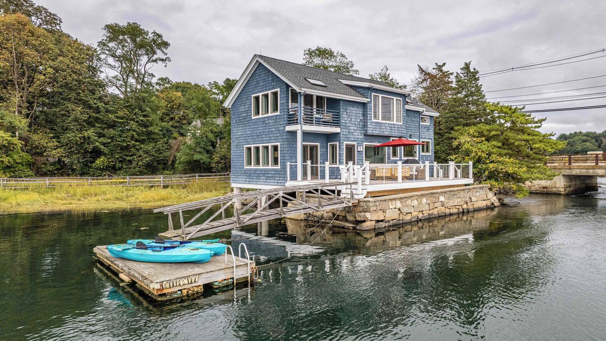 Gloucester House | Oceanfront Dock Escape ~ Kayaks & Paddleboards