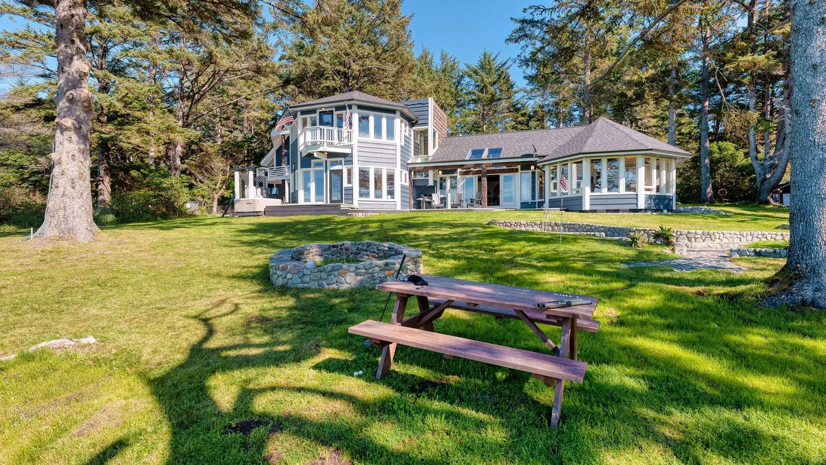 Gold Beach House | Oceanfront escape with beach access, private hot tub and game room
