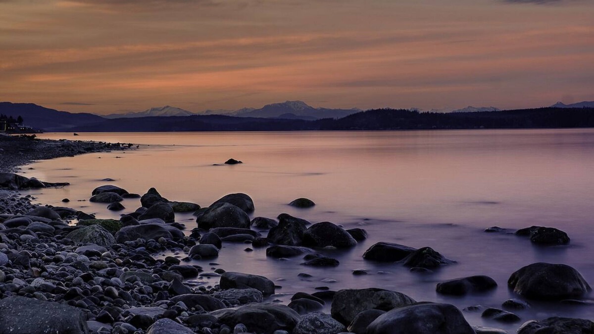 Campbell River House | Oceanfront Executive, 2 Bedroom family friendly and close to downtown.