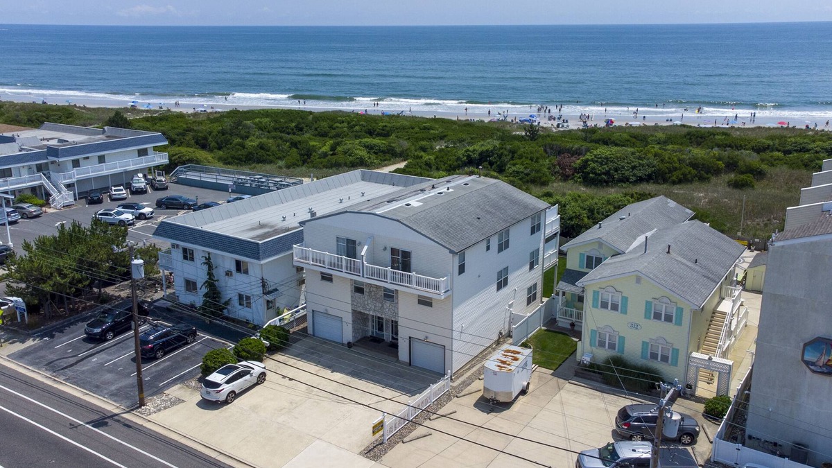 Brigantine House | Oceanfront! Fenced in back yard! Pet Friendly! Come visit anytime👍