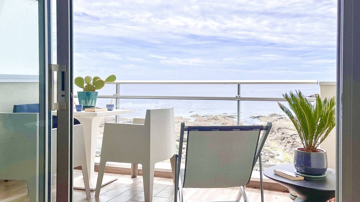La Chaume Apartment | Oceanfront studio with swimming pool in La Chaume