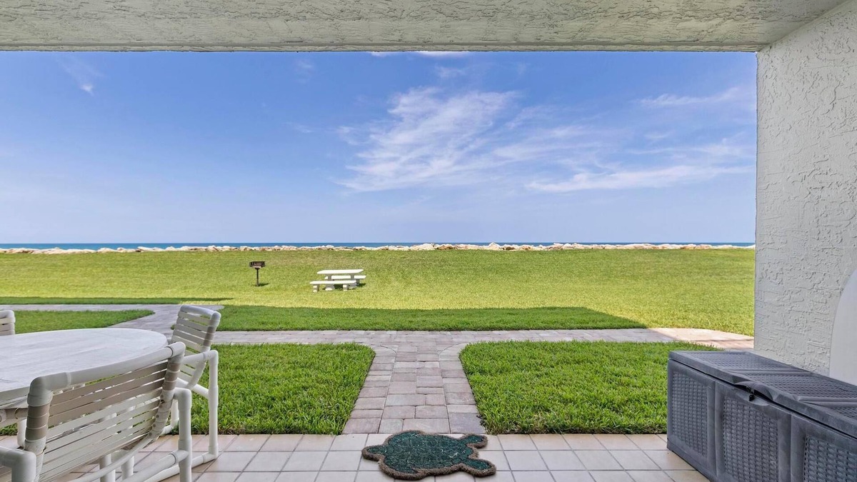 Bethune Beach Condo | 🌊Oceanfront Groudfloor Condo-Chadham by the Sea 118🌊