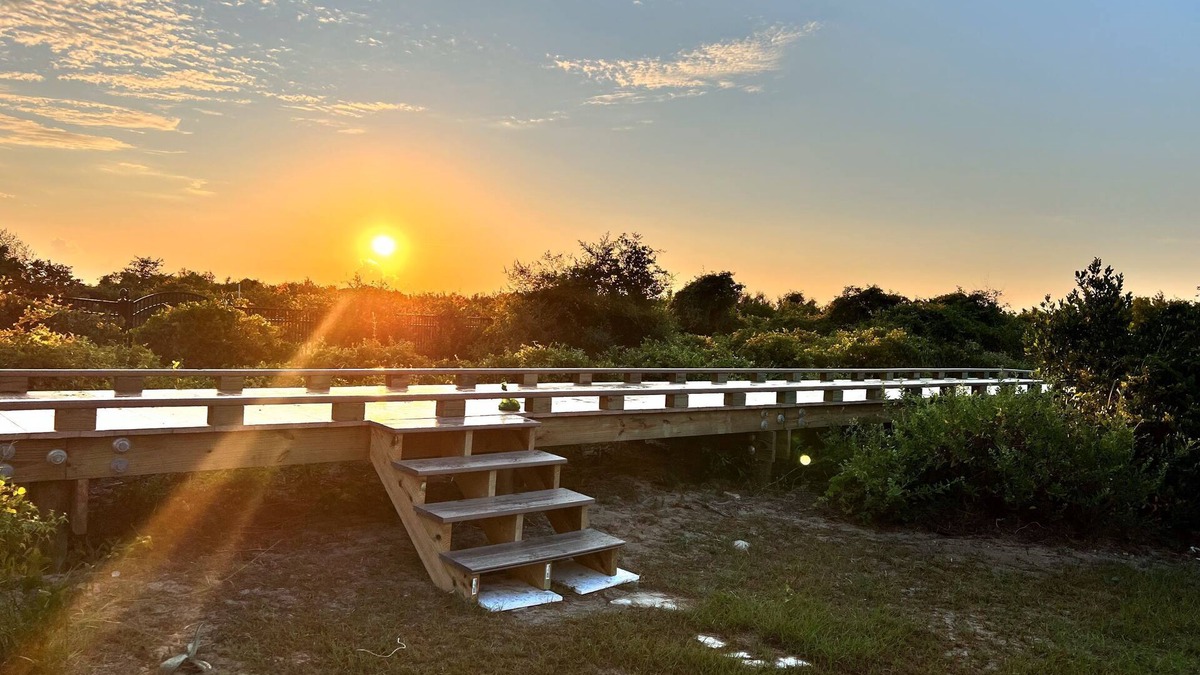 Sullivan's Island House | Oceanfront Home, Stunning Views, Sun Deck, Screened Porch, Walk to restaurants!