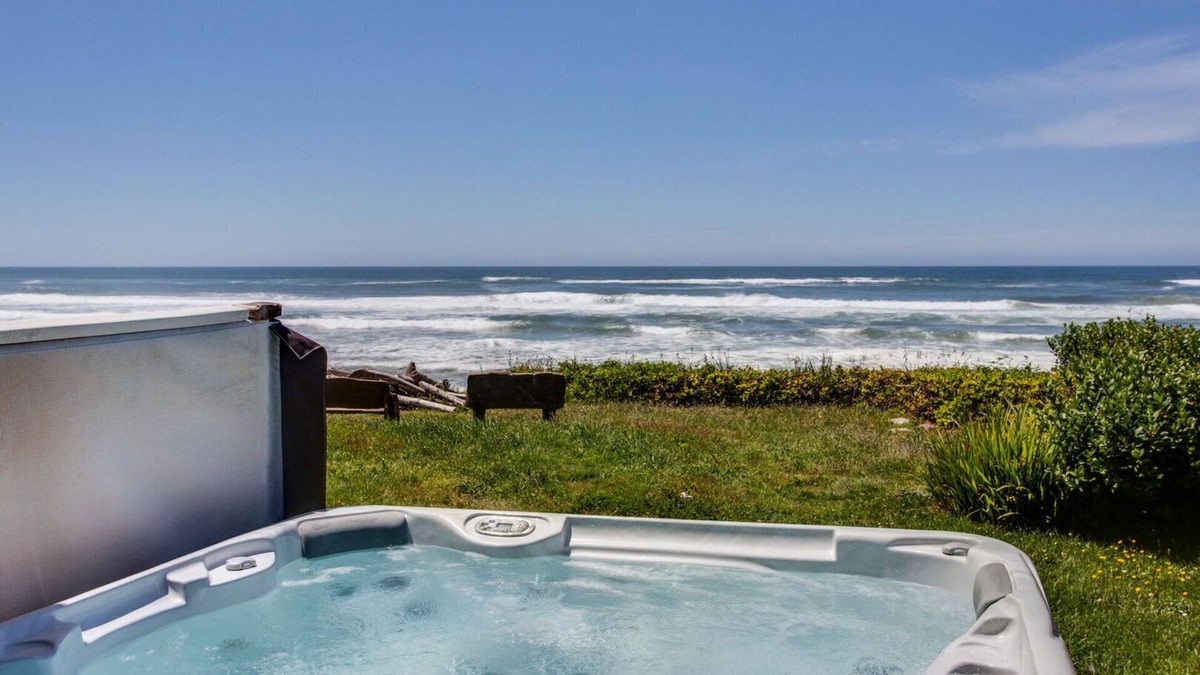 Yachats House | Oceanfront Home! Hot tub! Dog Friendly!