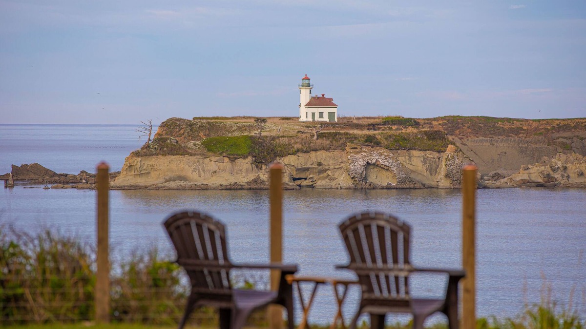Coos Bay House | Oceanfront Home, Lighthouse, Beach Access, Spectacular Sunsets, Newly Remodeled