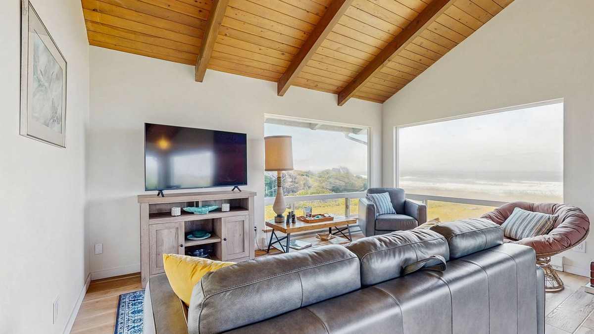 Yachats House | Oceanfront home w/amazing sunsets, fire pit, & jacuzzi tub