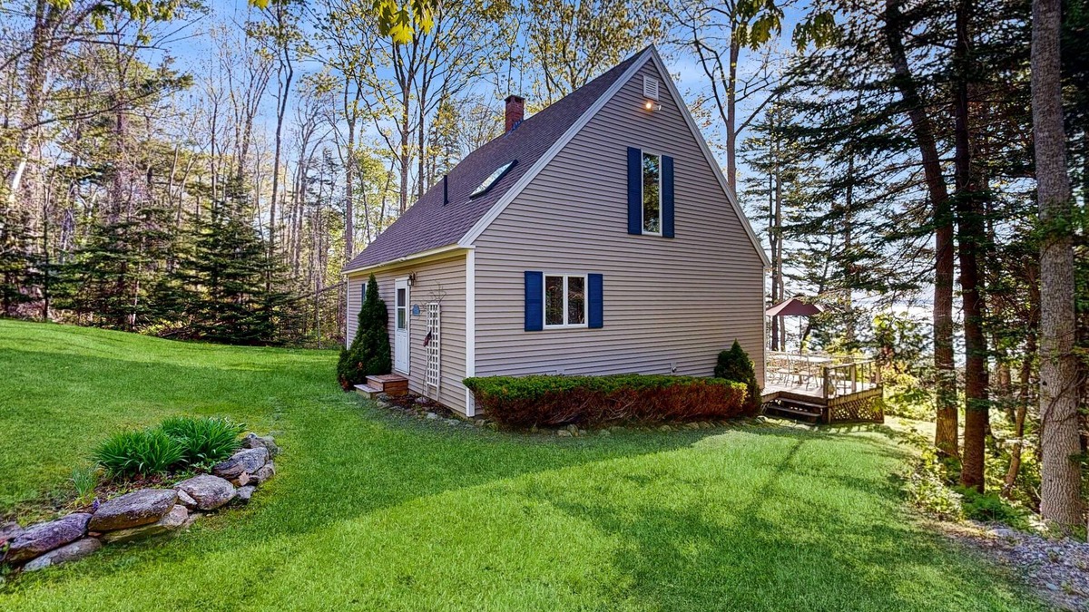 Camden Cottage | Oceanfront home with water views - central AC, washer/dryer & beach access
