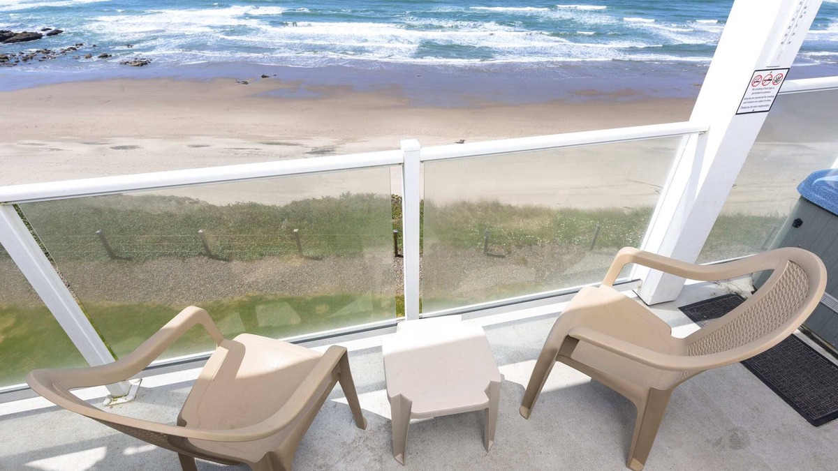 Lincoln City Condo | Oceanfront, Hot Tub, Onsite Pool - Pacific Life