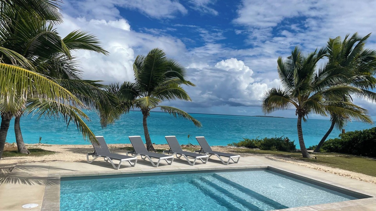 Jimmy Hill House | Oceanfront Paradise in Exuma: Pool, Kayaks & Stunning Views Await You!
