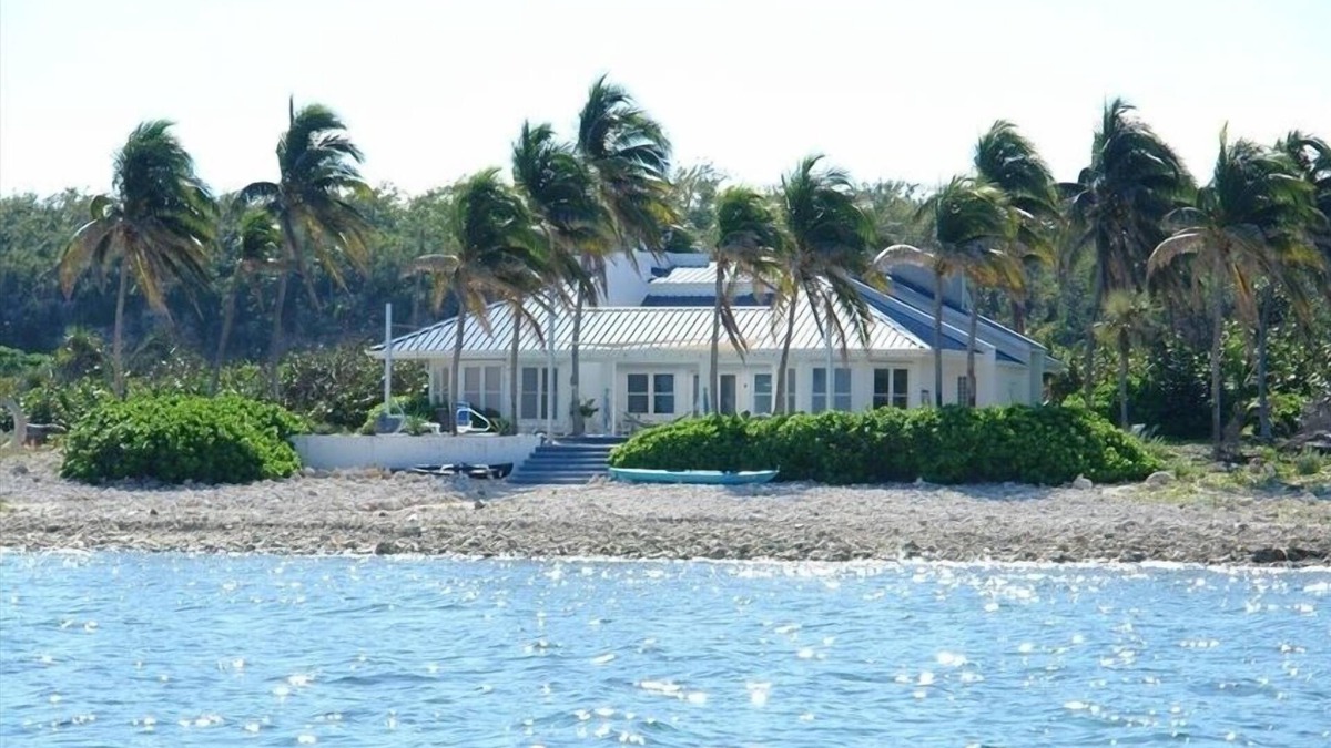 Tibbett's Turn House | Oceanfront, Pool, Gourmet Kitchen, 2 BR, Office with Futon.