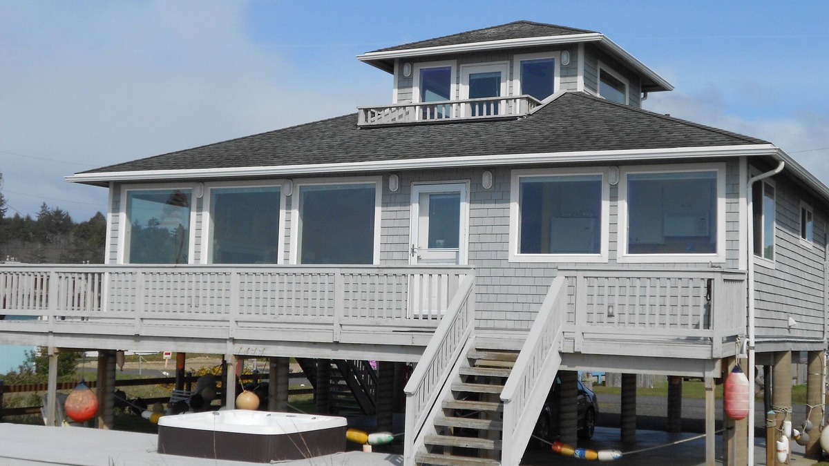 Moclips House | OCEANFRONT, PRIVATE BEACH ACCESS, MOCLIPS EAGLE'S NEST. HOT TUB, AMAZING VIEWS!