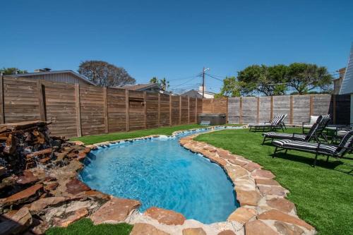 Bay Area House | Oceanfront Retreat 2 Homes for 29-Guests
