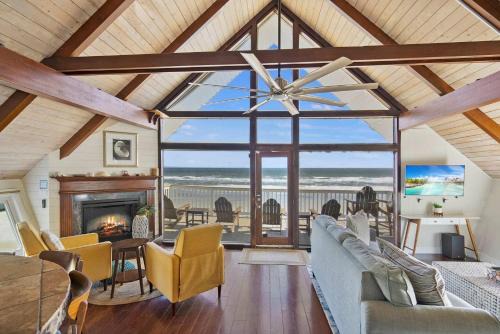 Vilano Beach House | Oceanfront, Serenity Under the Sea, Tiki Bar and Grand Deck!