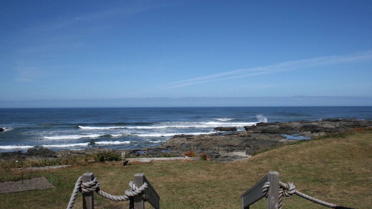 Yachats House | Oceanfront Splendor at Yachats Sunset, Front Row to Ocean and Tidepools