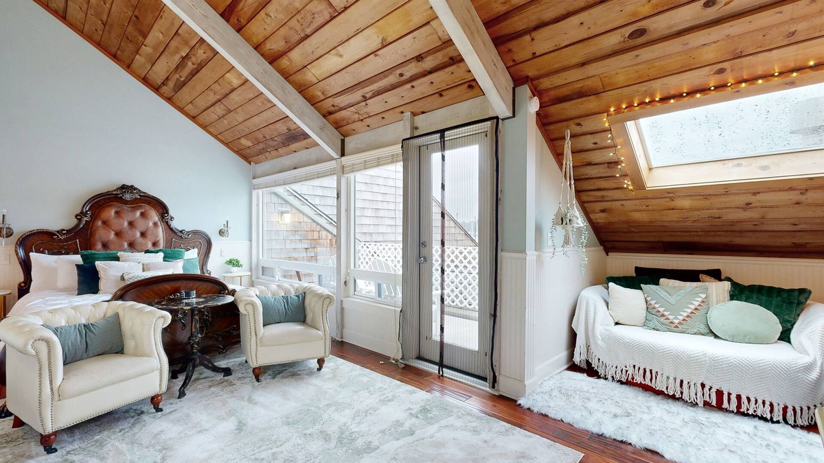 Historic Bayfront Apartment | Oceanfront studio - harbor views, shared sauna & dog-friendly