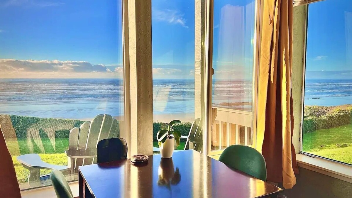 Newport Condo | Oceanfront studio with King bed, hot tub & AC