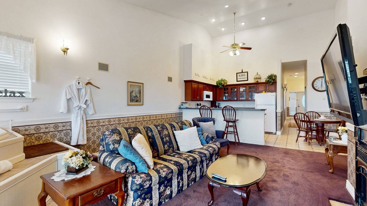 Ocean Shores Condo | Oceanfront suite w/deck, beach view, fireplace & jetted tub