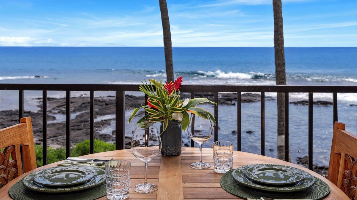 Kailua-Kona Condo | OCEANFRONT TWO BEDROOM CONDO with A/C! Cal King Beds in Both Bedrooms!
