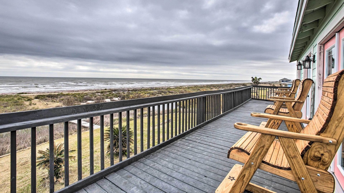Cedar Lane Cottage | Oceanfront Vacation Home w/ Deck & Views!