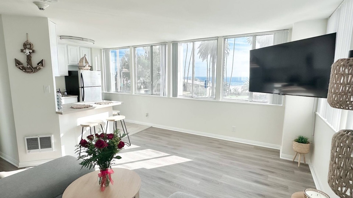 Downtown Bed & Breakfast | Oceanfront View Cabana only a few steps away from the iconic Santa Monica Pier!