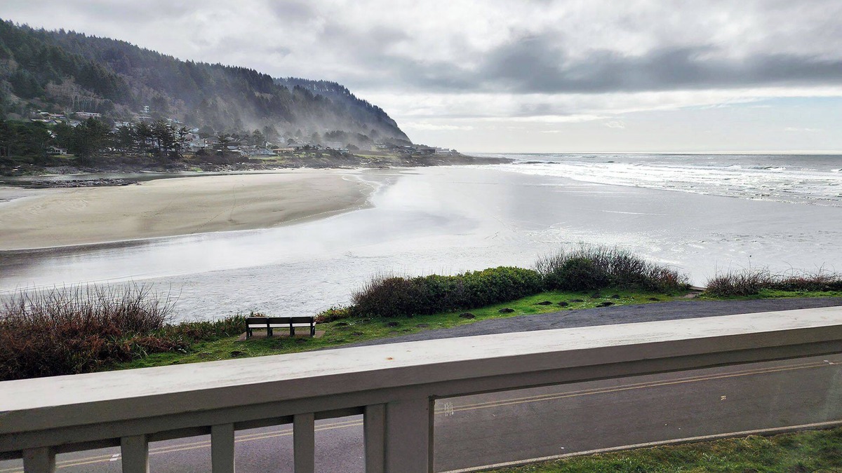 Yachats House | Oceanfront Views! Hot Tub! Walk to Everywhere in Yachats!