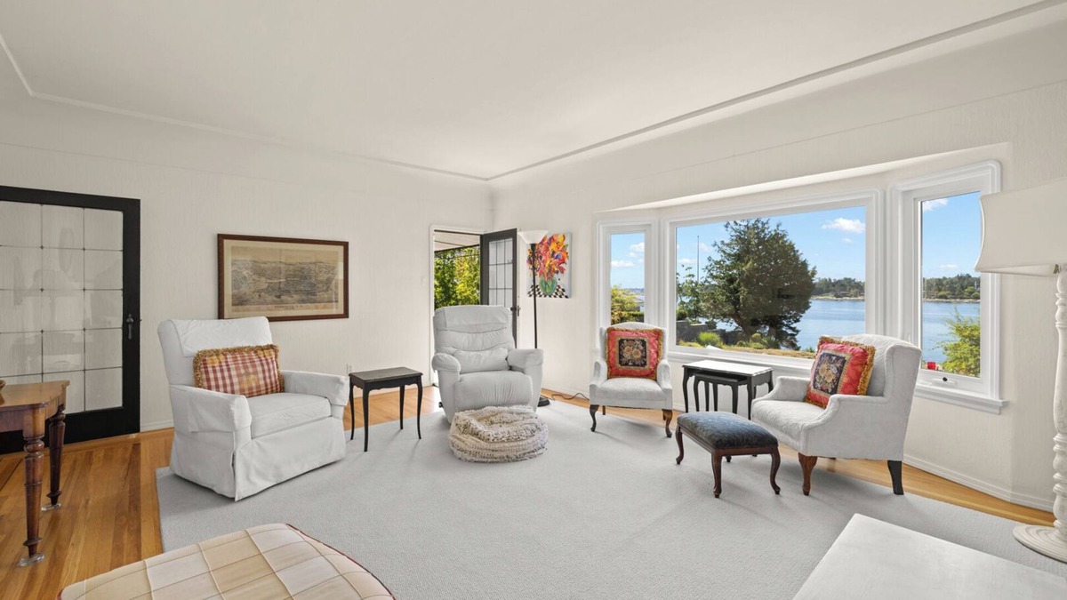 Saanich East House | Oceanfront/Views/Large Yard/Family Home/Wifi/Self Check In/Out