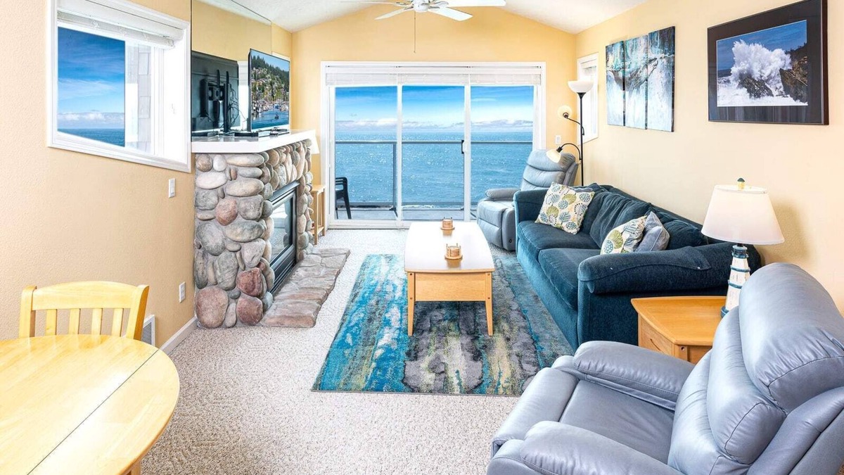 Depoe Bay Condo | Oceanfront, Whale Watching, Pool - Whalers Loft