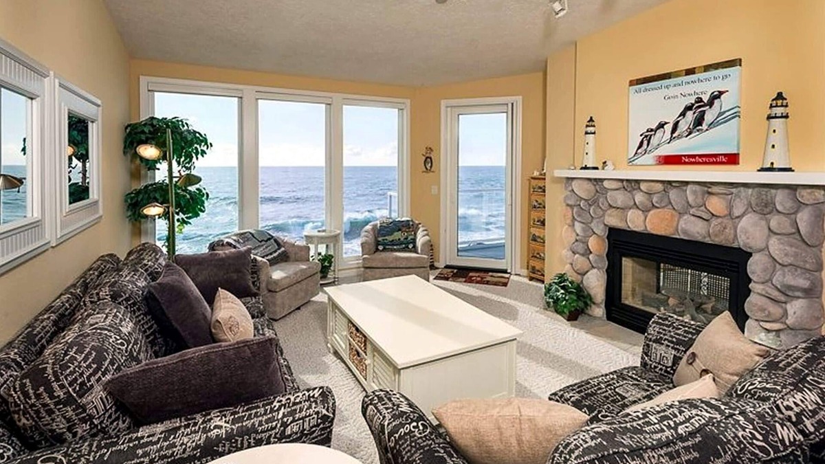 Depoe Bay Condo | Oceanfront, Whale Watching, Pool - Suite Dreams