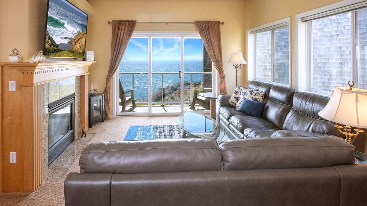 Depoe Bay Condo | Oceanfront, Whale Watching, Pool - Nautical Breeze