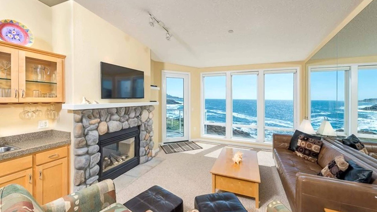 Depoe Bay Condo | Oceanfront, Whale Watching, Pool | Surf Song