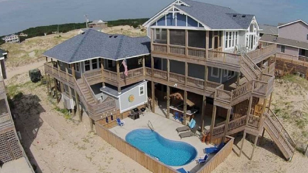 Carova Beach House | OceanfrontOasis w/Breathtaking Views! Pool w/TikiBar.Hottub.Guesthouse