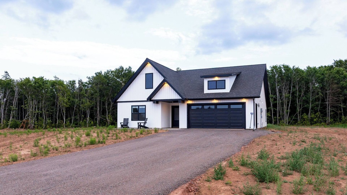 Lakeside House | Oceanlinks Escape near Crowbush Golf Course & Lakeside Beach