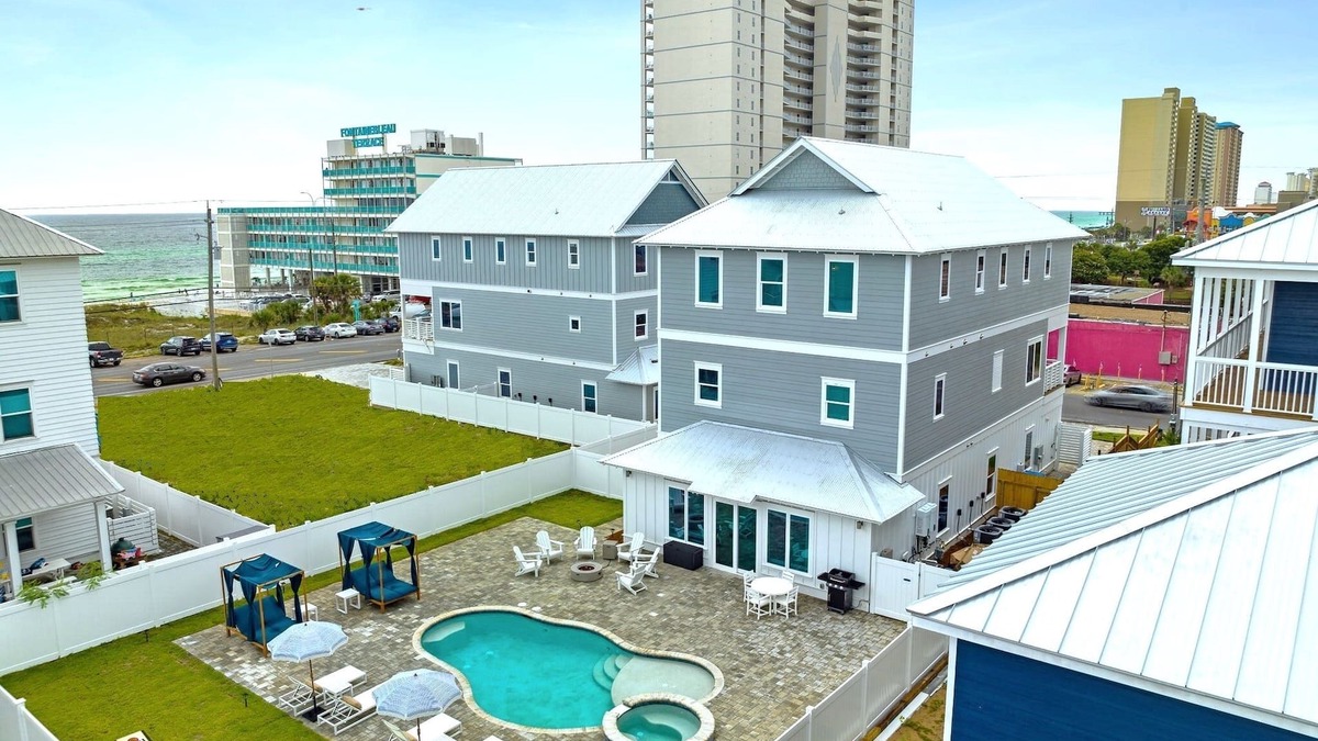 Bid-a-wee Beach House | OceanPearl- Private Heated Pool- 5 min walk to the beach!