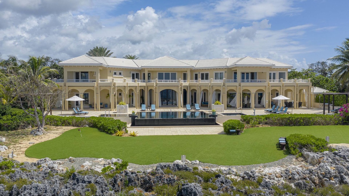 Savannah Villa | Oceans Edge SeaSide Estate is a stunning private villa right on the clifftop!
