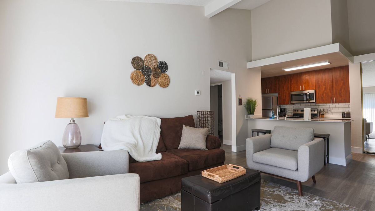 Ivey Ranch - Rancho Del Oro Apartment | Oceanside Beach style Two bedroom huge Pool & hot tubs King bed No cleaning fee