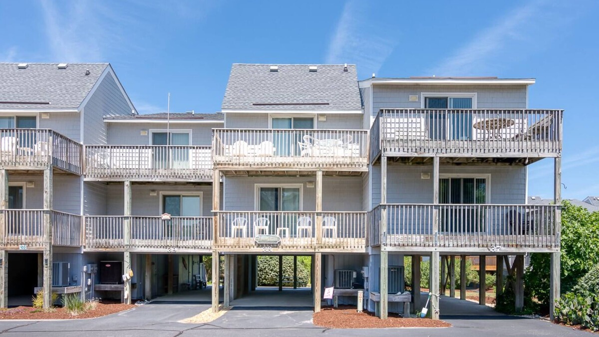 Sea Acres Condo | Oceanside condo in Duck with community pool & 2 en suites!
