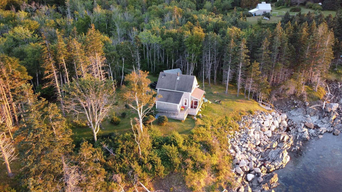 Guysborough County Cottage | Oceanside Cottage - sleep with your feet touching the ocean in your King bed