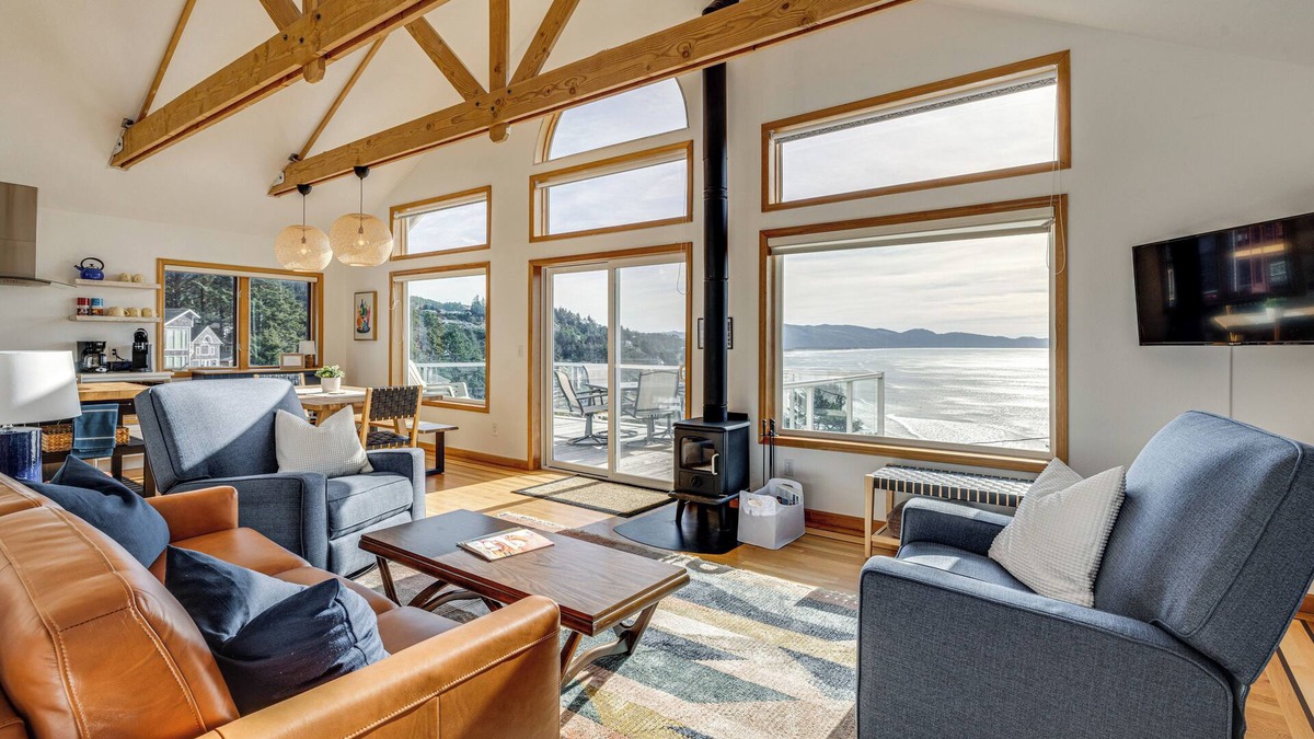 Oceanside House | Oceanside Escape w/Stunning Views: Walk to Beach!