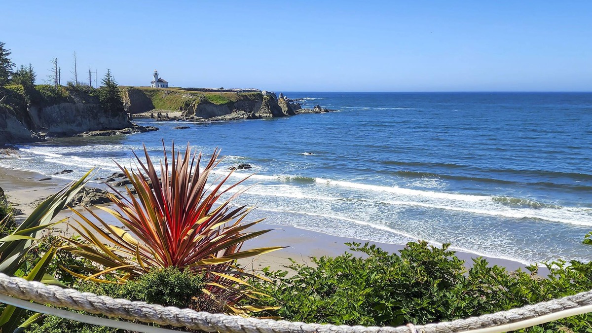 Coos Bay House | Oceanside Getaway w/Beach Access & Home Gym!