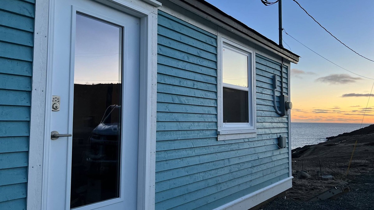 Pouch Cove Cottage | Oceanside Hot Tub Getaway