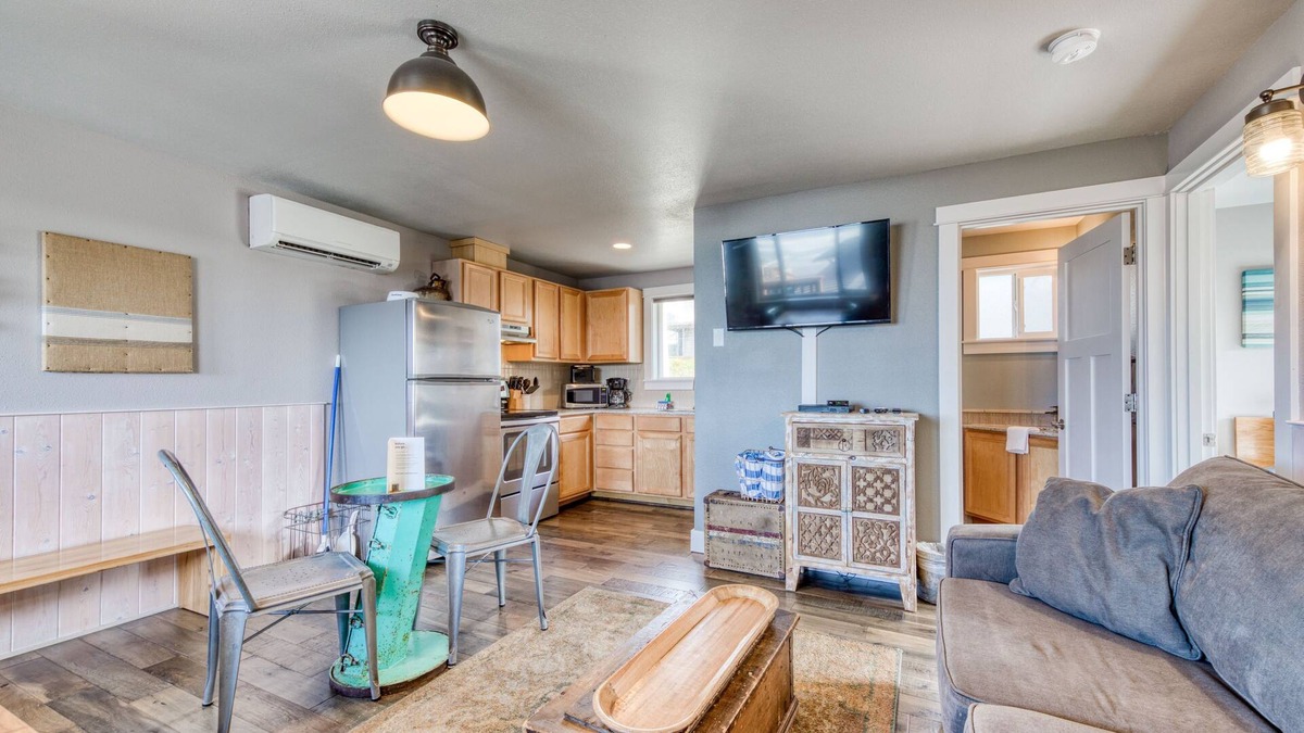 Tillamook Condo | Oceanside Inn #11 - Finley Rock