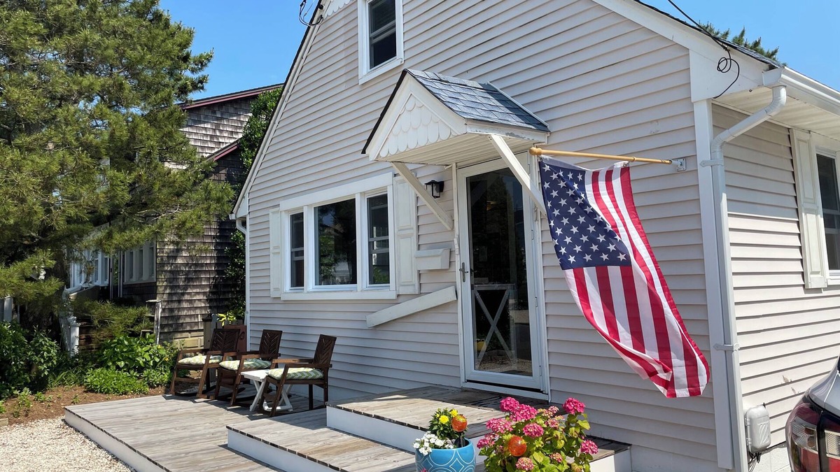 North Beach Haven House | Oceanside, Oversized Cape-Rent Sunday to Sunday in beautiful Brant Beach