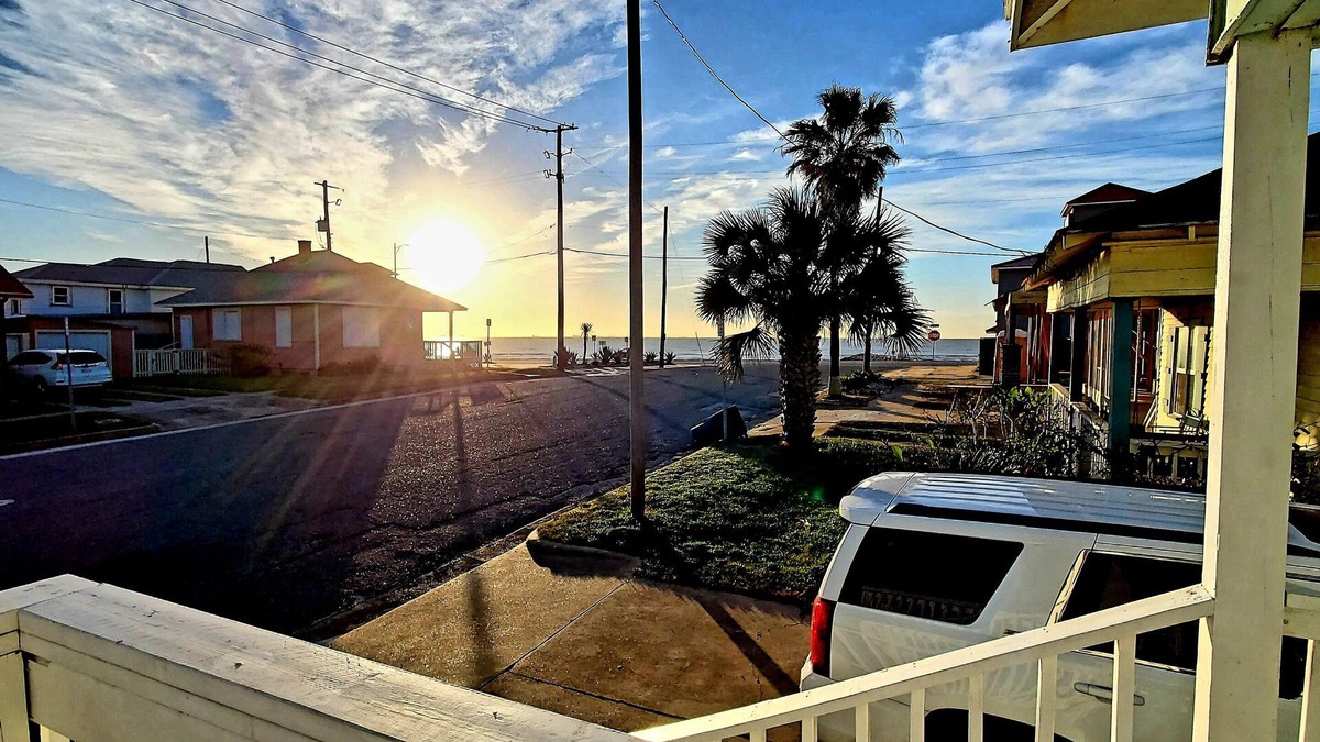 San Jacinto House | Oceanside right next to the beach!