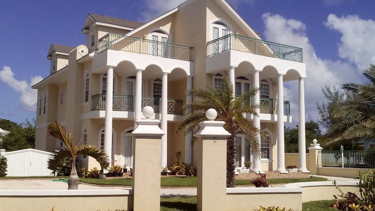Nassau House | OCEANSPRAY BEACH HOUSE! (w/Large Saltwater Pool) IN THE HEART OF THE BAHAMAS.