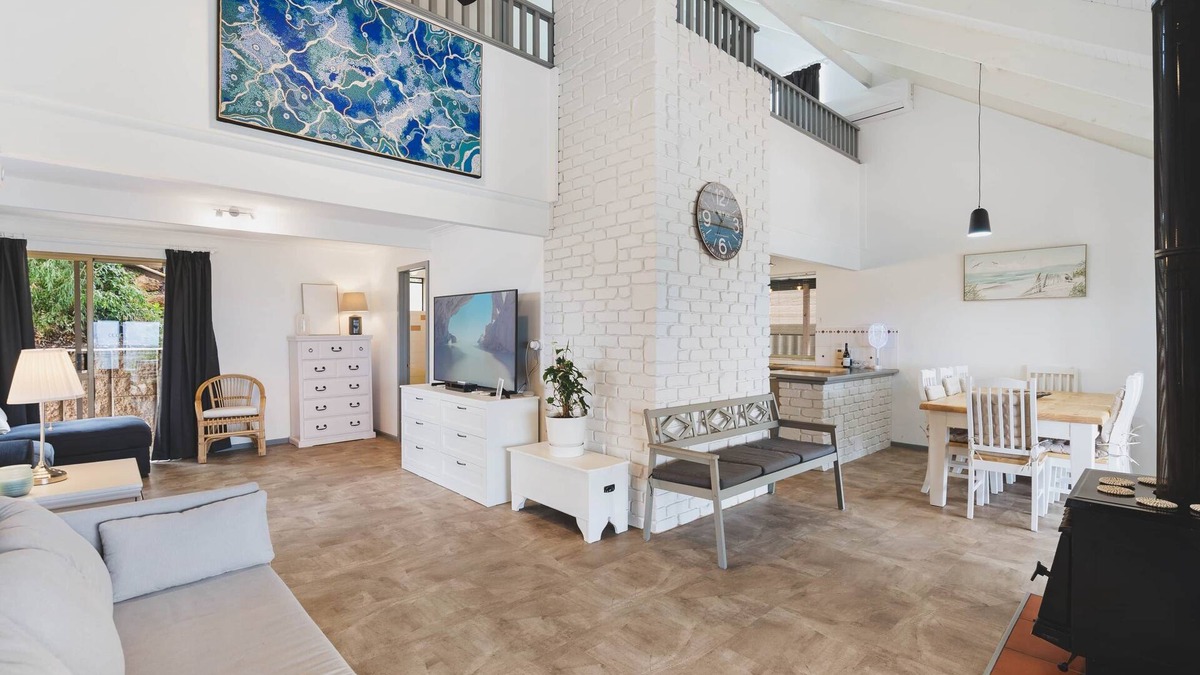 Peppermint Grove Beach House | Oceanview Manor by Peppy Beach Retreats® (10 Adults), Manor
