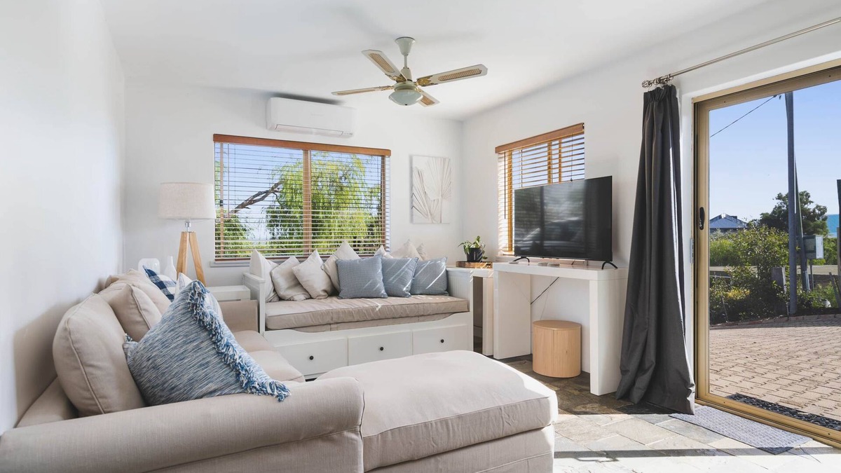 Peppermint Grove Beach Apartment | Oceanview Lodge by Peppy Beach Retreats® (5 Adults), Lodge